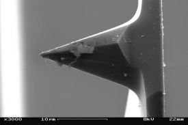 Detail hrotu mikroskopu atomárních sil.