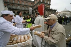 Prodej chleba na ulicích Neapole. Z pekáren mafie?