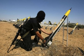 Palestinští militanti odpalují rakety na Izrael.