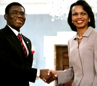 Pučista a pezident Nguema s bývalou ministryní zahraničí USA Riceovou.
