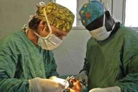 Chirurgický zákrok v Kongu (ilustrační záběr).