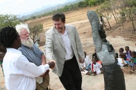 Velvyslanec Olša oceňuje dětské sochaře v Tengenenge v Zimbabwe.