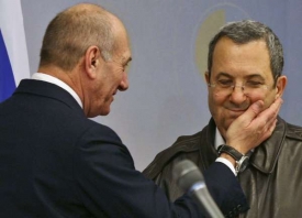 Premiér Olmert žertuje na tiskovce s ministrem Obrany Barakem.