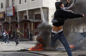 Arabští mladíci protestují u východního Jeruzaléma.