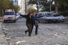 Izraelky ve městě Ašdod po dopadu palestinské rakety 2.1.09..