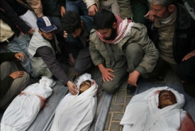 Pohřeb tří chlapců zabitých při bombardování - Chán Júnis 2.1.09.