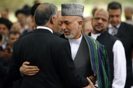 Afghánský prezident Hamíd Karzáí objímá pákistánského premiéra Šaukata Azíze