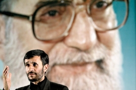 Ahmadínedžád je menší než Chameneí.