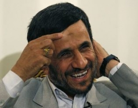 mahmúd Ahmadínežád má důvod k radosti - vyhrál íránské volby.