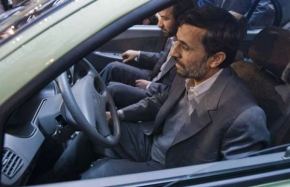 Ahmadínežád za volantem íránského vozítka Miniator (prosinec 08).