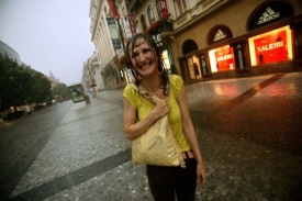 Většina lidí v centru Prahy zmokla, na déšť byl připraven málokdo.