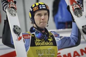 Janne Ahonen z Finska slaví pátý triumf z Turné čtyř můstků.