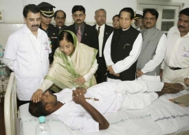 Indická prezidenta Patilová u zraněných vojáků v nemocnici.