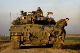 Izraelské tanky na hranici Gazy.