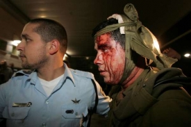 Izraelský voják zraněný v bojích v nemocnici v Beršebě.