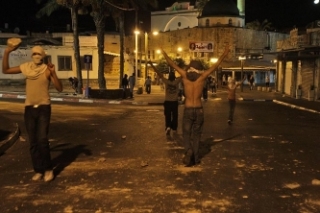 Rozvášnění arabští mladíci v ulicích města Akko.