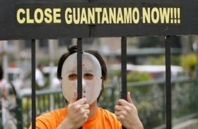 Aktivista v Manile protestuje proti věznici na Guantánamu.