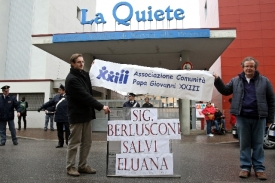 Aktivisté vytívají Berlusconiho: Zachraňte Eluanu!