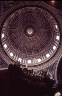 Vnitřek Michelangelovy kopule.