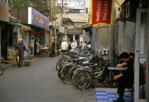 Prodejci byciklů v pekingské uličce.