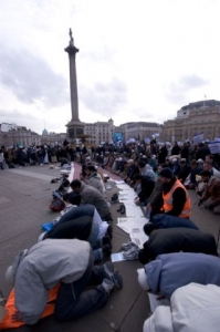 Muslimské motlitby na Trafalgarském náměstí v Londýně.