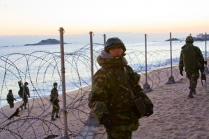 Jihokorejší vojáci na patrole u hranic s komunistickým sousedem.