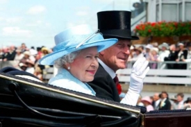 Britská královna Alžběta se svým manželem vévodou edimburghským.