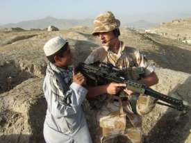Britský voják a afghánský chlapec, současnost.