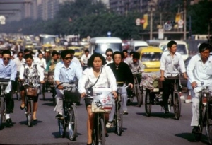 Široké cyklostezky využívá k cestě do práce mnoho obyvatel Pekingu.