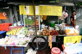 Thajci jedí na ulici.
