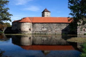 Vodní hrad Švihov pozve na své hradby.