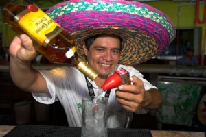 Tequila, sombrero, usměvaví barmani. Turistický pohled na Mexiko.