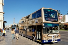 Návštěvníky vozí dvoupatrové autobusy.