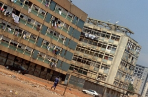 Zničené obytné budovy v angolském hlavním městě Luandě.
