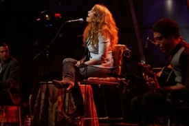 Alanis Morissette při dubnovém vystoupení v Los Angeles