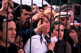 Zoufalí Albánci se marně dožadují svých peněz (1997).