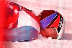 Zraněný švýcarrský lyžar Daniel Albrecht leží na sjezdovce Hahnenkamm.