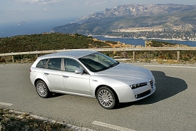 Poprvé se Alfa 159 objevila před třemi lety, přesto působí čerstvě.