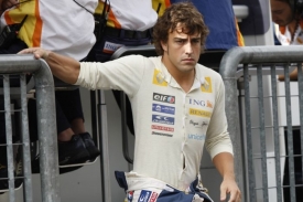 Zadumaný Fernando Alonso v Monze.
