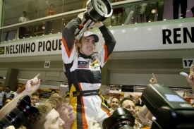 Fernando Alonso v cíli Velké ceny Singapuru.