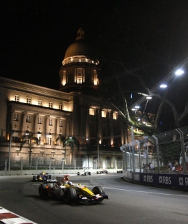 Fernando Alonso pod singapurským osvětlením ujíždí soupeřům.