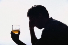 Alkohol může depresi vyvolat, nezažehná ji
