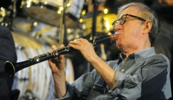 Woody Allen hr&aacute;l v Praze na klarinet.