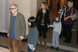 Woody Allen s dcerou vyhlíží netrpělivě prezidenta Václava Klause.