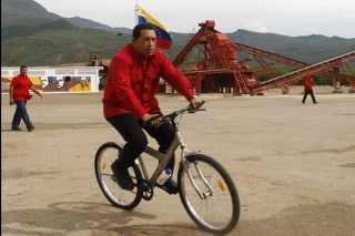 Chávez na kole ve svém nekonečném pořadu Aló presidente.