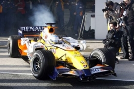 Fernando Alonso vyjíždí na trať.