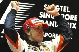 Fernando Alonso se raduje z dlouho očekávaného vítězství.