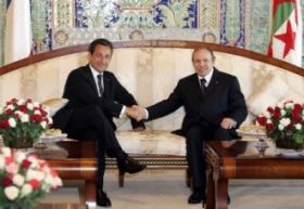 Sarkozy během červencové návštěvy Alžírska