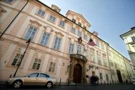 Americkou ambas&aacute;du v Praze přestanou po zru&scaron;en&iacute; v&iacute;z obl&eacute;hat turist&eacute;.