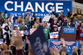 Mnoho Američanů si myslí, že země potřebuje změnu. Volí Obamu.